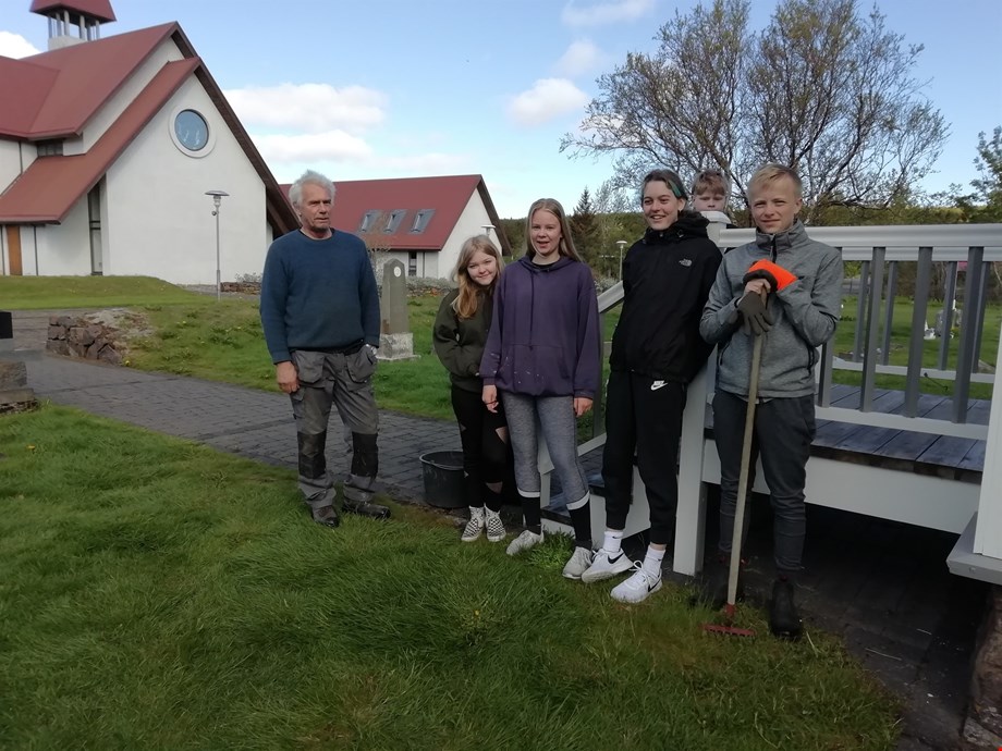 Fuglasöngur í lofti og ungmenni við iðju