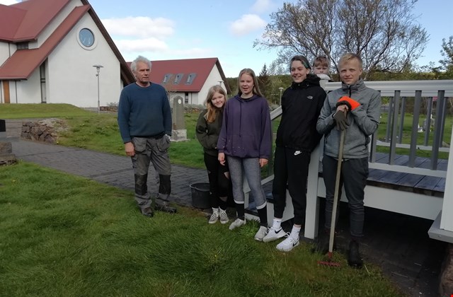 Fuglasöngur í lofti og ungmenni við iðju