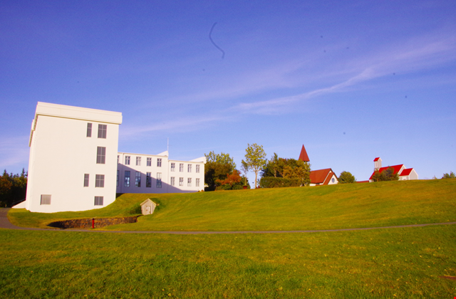 Fyrirlestri kvöldsins frestað