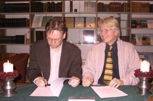 Bergur Þorgeirsson forstöðumaður Snorrastofu og Torfi H. Tulinius forstöðumaður Hugvísindastofnunar undirrita samstarfssamning í tengslum við fyrirlestur Torfa um Egils sögu.