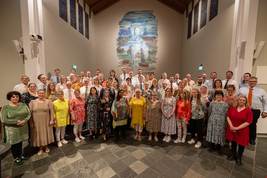 Glitrandi perlur og stolin stef úr gullkeðju tímans