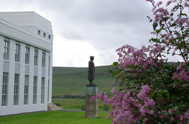 "Minningarfyrirlestur um Snorra Sturluson. Náttúrulaus sagnalist,  eða lifandi gróður og lífrænir ávextir?"